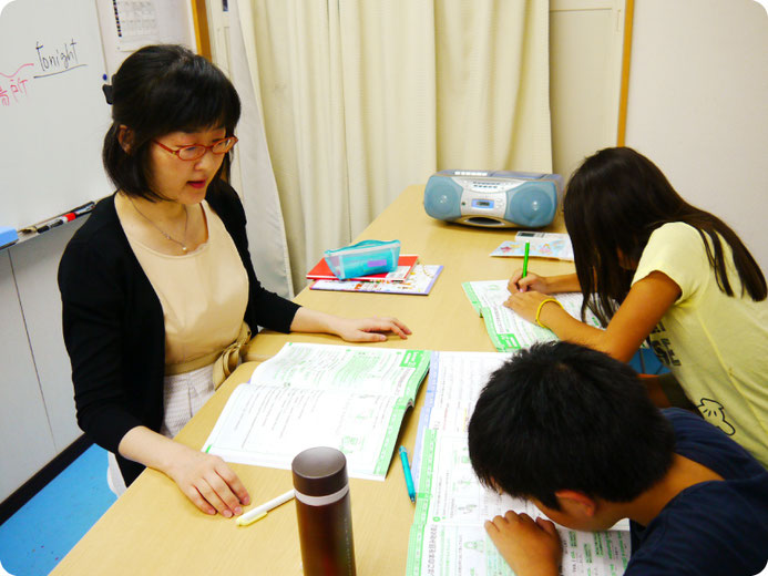 【写真】学習塾｜小学生コースの授業の様子｜学習教室スタジアス