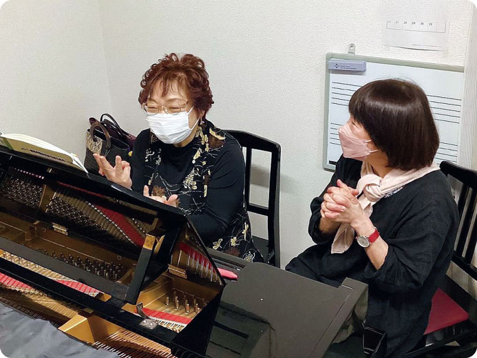 【写真】ピアノレッスン中の奥様｜音楽教室スタジアス