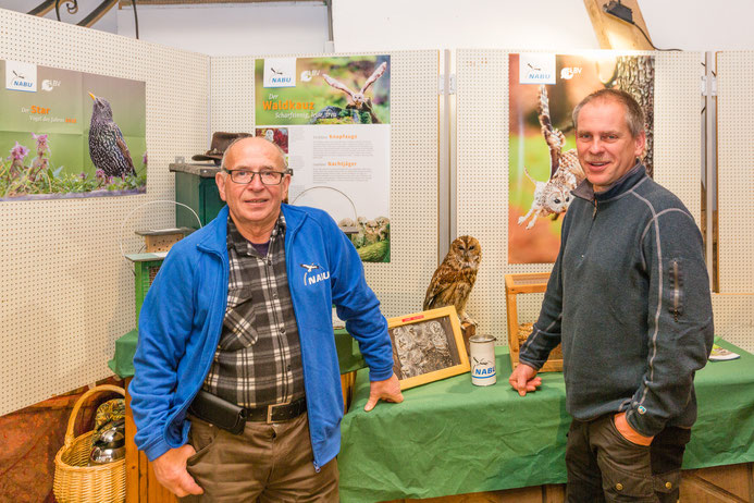 Die Vorstandsmitglieder Eckard Splieth (links) und Jens Woitol (rechts) am Info-Stand des NABU Ahrweiler (Foto: Andreas Sebald)