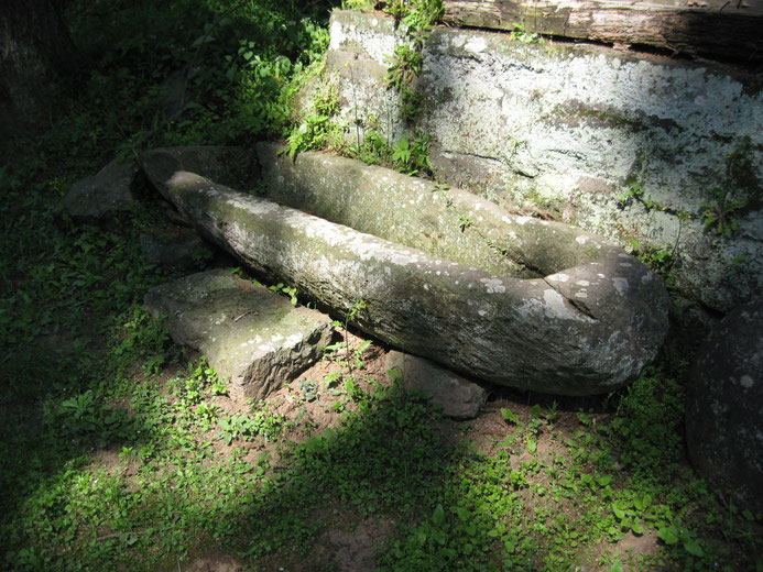 竹田市「御祖神社」にある舟形石棺