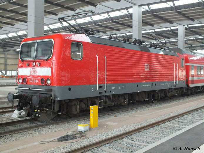 Am 4. Februar 2012 steht 143 884-5 in Chemnitz Hbf. bereit.