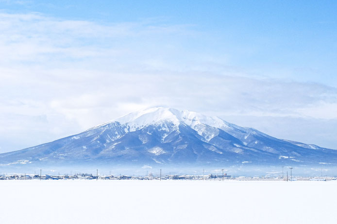その美しい山容から、「津軽富士」と呼ばれる岩木山。津軽地方のランドマークでもある＝写真はいずれも香田遼平さん提供