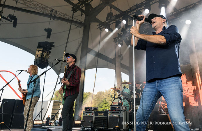 Fury in the Slaughterhouse live im ausverkauften Amphitheater Gelsenkirchen – mit voller Energie, Spielfreude und einem Publikum, das kräftig mitsang. © INSIDE-RUHR | Rüdiger Schwenn