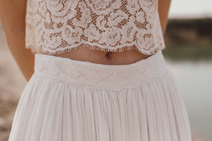 Vintage Brautkleider aus zarter Spitze, romantisch und schlicht - NEU! Brautkleider 2020 - Die neue elementar Brautkollektion NO FAIRY TALE besticht durch natürliche Lässigkeit und nachhaltige Materialien.