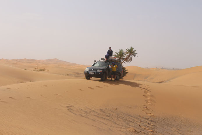 Unser Pajero mitten in der Sahara Wüste