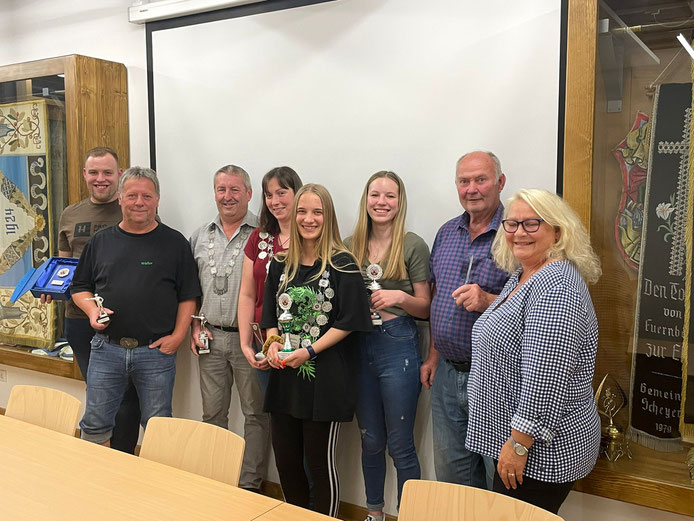 v.l.n.r.: Tobias Pfab, Walter Moll, LP-König Robert Mahl, LG-Königin Jennifer Nischwitz, Jugendkönigin Lena Greppmeier, Marie Wagner, Kurt Schmidt, Schützenmeisterin Ulrike Moll