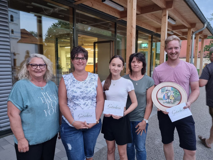 v.l.n.r.: Schützenmeisterin Ulrike Moll, Carolin Halmich, Lena Abeltshauser, Sonja Ostermeier, Erstplatzierter Thomas Ostermeier