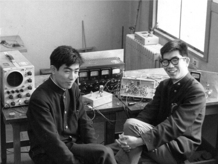 大学３年生の頃の檜枝さん（左）。友人と実験室で＝檜枝さん提供