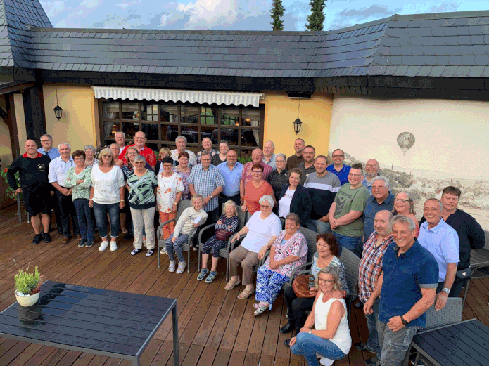 Mitglieder des Sondervereins auf der Terrasse im Hotel zum Forstmeister in Schönheide.