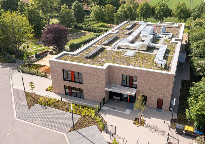 Neubau Kita Bergheim-Ahe Haupteingang und Photovoltaikanlage auf dem begrünten Dach