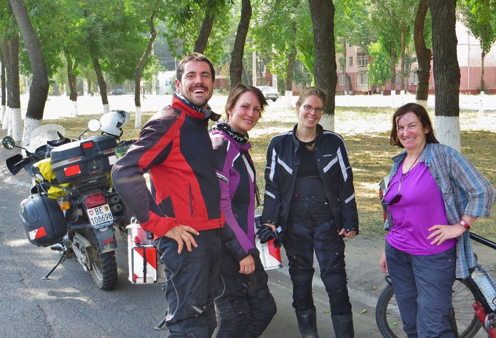 Berner-Treffen in Taschkent. Gerhard, Sara und Joelle sind seit zwei Monaten unterwegs nach Kirgistan.