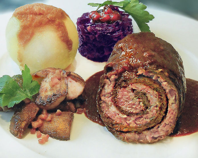 Rinderroulade »Gutsherrenart« ● Steinpilze mit Schinken ● Preiselbeer-Rotkohl ● Kartoffelklöse mit Polnischer Butter