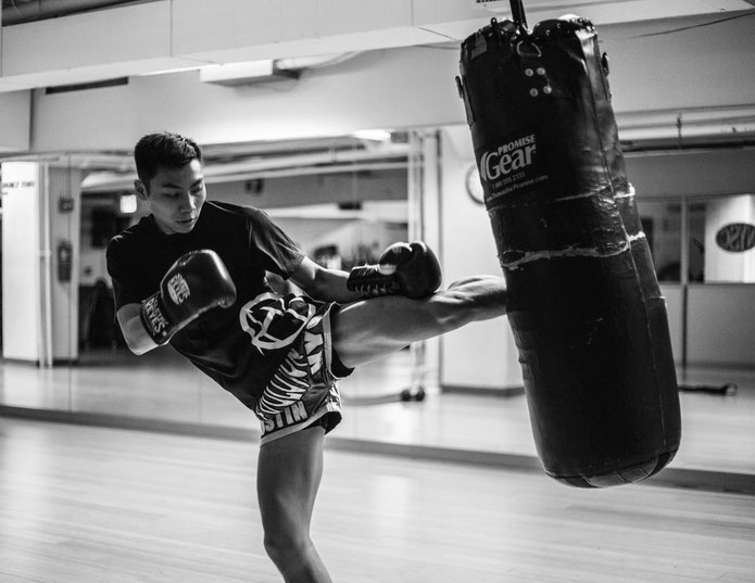Kicken am Boxsack - Quelle: Photo by Justin Ng on Unsplash