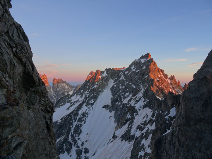 Le soleil se couche sur les Écrins