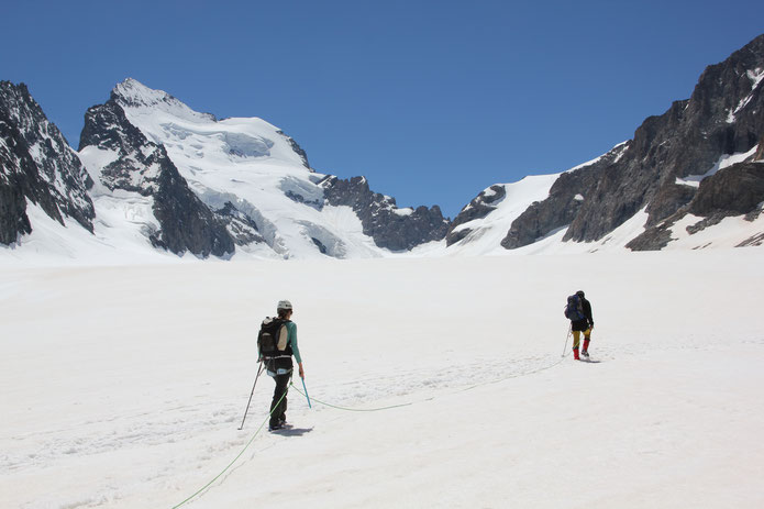 Marche sur le Glacier Blanc pour rejoindre le refuge des Écrins.