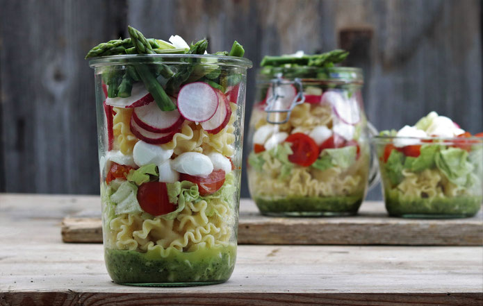Salat im Glas mit Spargel