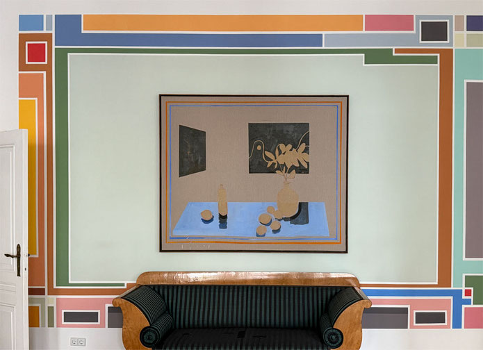 Anton Henning: Interieur mit Blumenstilleben und Früchten No. 10, 2021, Öl auf Leinwand, 150 cm x 180,3 cm © Anton Henning, VG Bild Kunst Bonn, 2025