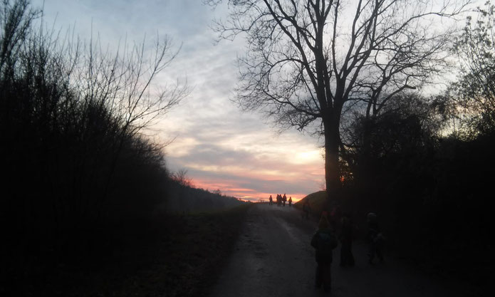 Die LBV Kindergruppe Donau-Ries sind nach getarner Arbeit auf den Weg nach Hause