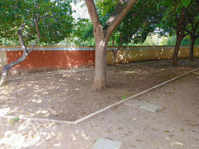 Dentro del  Jardín Canino en el Parque  de Marchalenes  de Valencia  es muy amplio