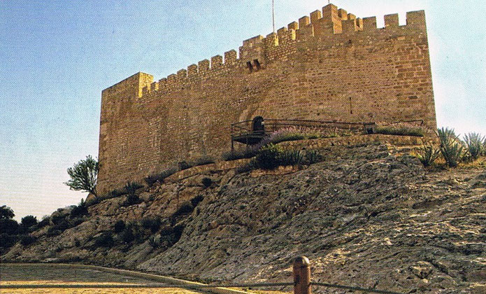 El Castillo de Petrer (Alicante) es de finales del siglo XII es de origen musulmán.