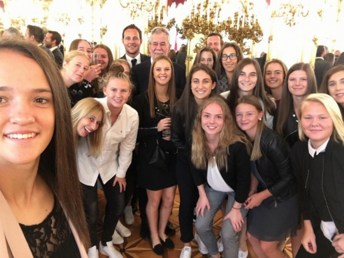 Unsere ISF Schulfußball Weltmeisterinnen wurden von Bundespräsidenten Dr. Van der Bellen in der Hofburg für die erbrachten Leistungen in Prag im Mai geehrt