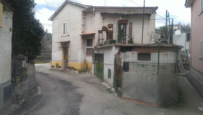 La casa dove vivevano Sebastiano e Silvana, attualmente posta sotto sequestro dai carabinieri