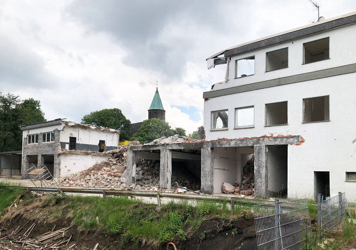 Neubau Kita Hasslinghausen in Sprockhövel, Bestandsgebäude während des Abbruchs