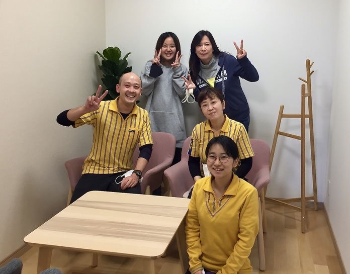 一瞬だけマスクをはずして、立川店のスタッフの皆さまと記念撮影!