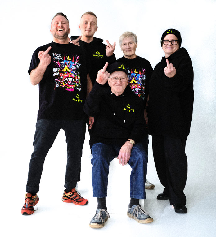 CHECK OUT THE NEW VIDEO! THIS WEEK IS MY 1. LIMITED EDITION OF 100 HOODIES, T-SHIRTS, BASECAPS, BEANIES & SOCKS AT BREUNINGER IN ERFURT ON FRIDAY 28.11 & SATURDAY 29.11. 10-20 UHR!!! I WILL SHOW UP FRIDAY AT 16UHR & SATURDAY AT 13UHR! ONLINESHOP SOON!!!