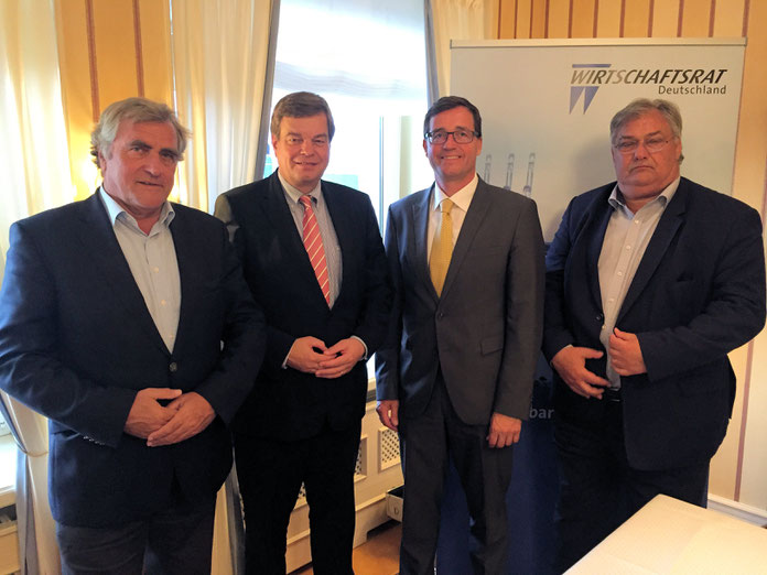 Bild von li. nach re.: Dr. Ulrich Getsch, OB der Stadt Cuxhaven, PSts Ferlemann, Dr. Berendsen, Firma Siemens und Heinrich Ahlers, Sektionssprecher Wirtschaftsrat