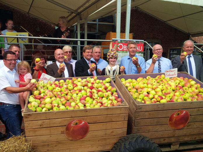 Foto: Kai Seefried MdL (links), Staatsrat Dr. Rolf Bösinger (4.von links), Psts Enak ferlemann (5. von links) mit der Blütenkönigin Hilke Lösing (Mitte) mit Vertretern aus Obstbau, Landwirtschaft und Politik