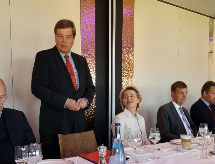 Enak Ferlemann begrüßt Ministerin Ursula von der Leyen und Landrat Kai-Uwe Bielefeld