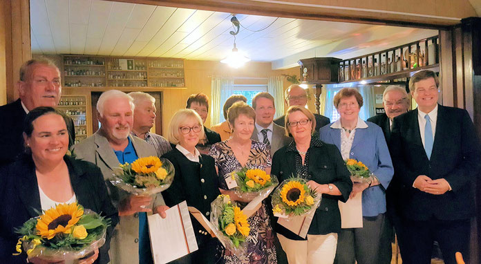 Das Bild zeigt die vom Stadtverbandsvorsitzenden Thiemo Röhler und dem Kreisvorsitzenden Enak Ferlemann geehrten Mitglieder für 25 bzw. 30 Jahre Mitgliedschaft in der CDU