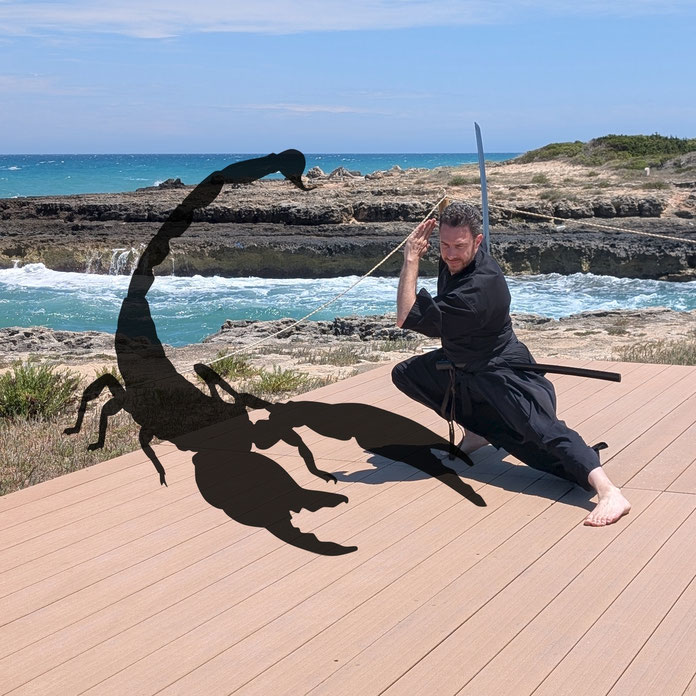 posizione dell'ai jutsu che imita lo scorpione e un'illustrazione di uno scorpione affiancate