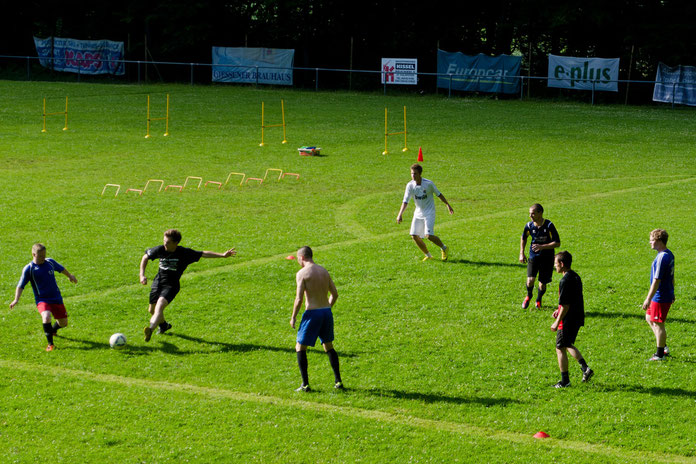 Der Sportplatz des TuS Philippstein - idyllisch im Wald über dem Dorf gelegen