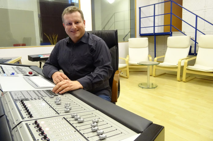 Stimmtrainer Rene Oblak in seinem Tonstudio
