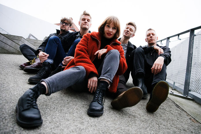 Nach längerer Pause meldet sich die englische Folkpunk-Band Skinny Lister mit einer Tour und ihrem siebten Album "Songs From The Yonder" retour. Foto: Josh Massie