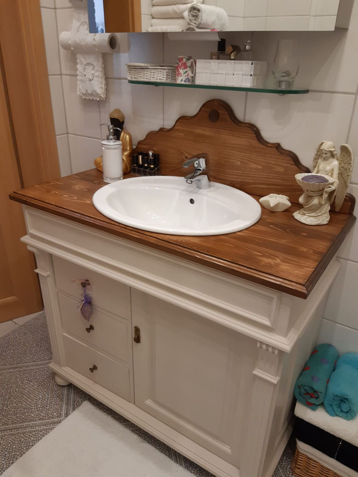 Waschtisch aus Massivholz mit Aufsatz