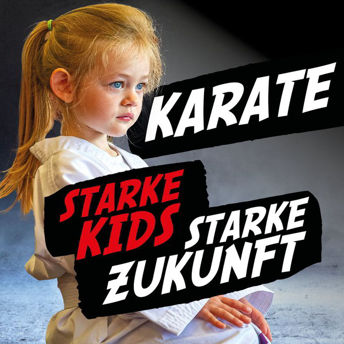 Kleines Mädchen mit 4 Jahren im Karate Anzug sitzt im Zazen und schaut Konzentriert. 