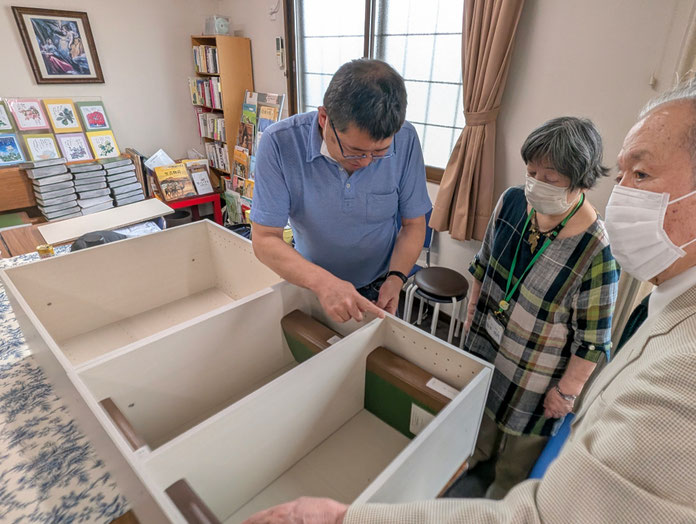 2026年6月14日(日)上の点訳聖書と賛美歌を入れる本棚を微調整してぴったりのところに整えて下さっている公洋さんです。手前の泰さんもドリルを持ってきてくださり応援してくれましたよ。
