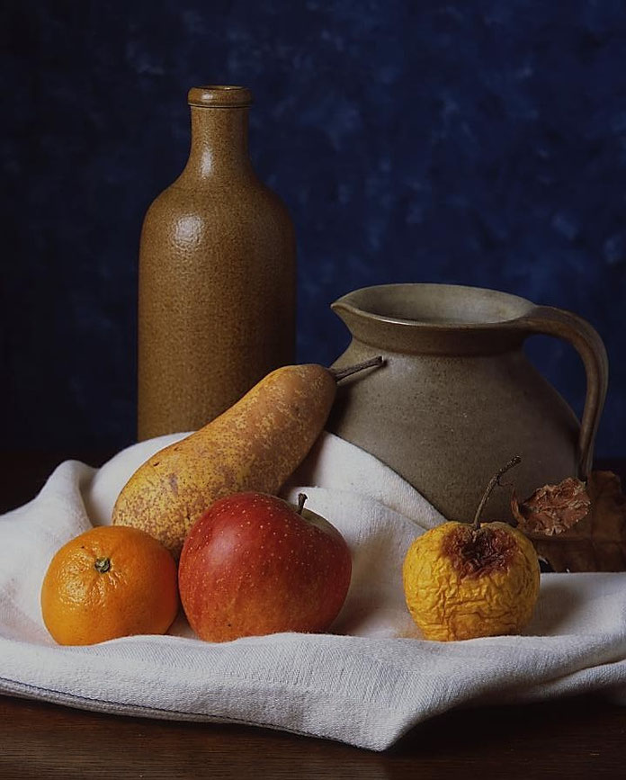 Mit diesem Apfel war es ähnlich wie mit Edward Weston's Paprika: ich habe ihn über Wochen fotografiert. Dieses Bild entstand schliesslich mit einem lausigen Messing-Objektiv, aber bei f/45 geht's schon. Der Film war 4x5" Fuji Provia 100F.