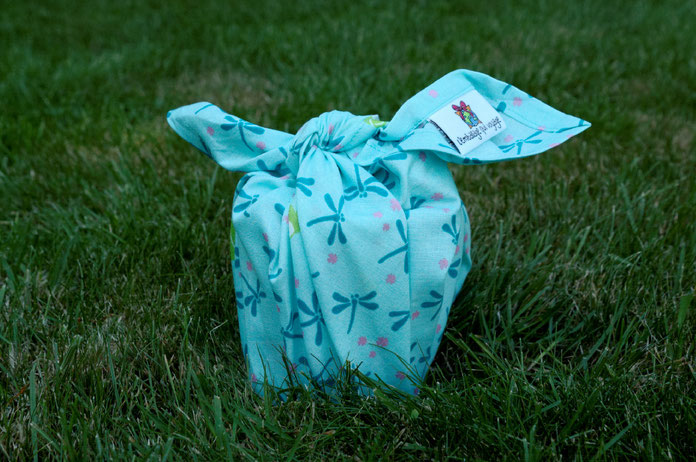 Tasse emballée dans un Furoshiki taille M de l'Emballage qui Voyage.