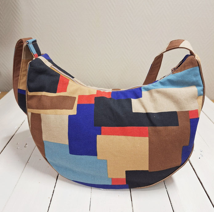 sac à bandoulière demi-lune femme, style bohème abstrait, toile de coton avec blocs colorés marrons, bleus, beige, idée cadeau fête des mères, anniversaire , Noël
