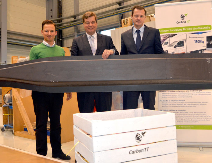 Foto von links: Gerrit Kalkoffen, Geschäftsführer der Carbon&Trailer GmbH, PSts Enak Ferlemann MdB und Oliver Grundmann MdB