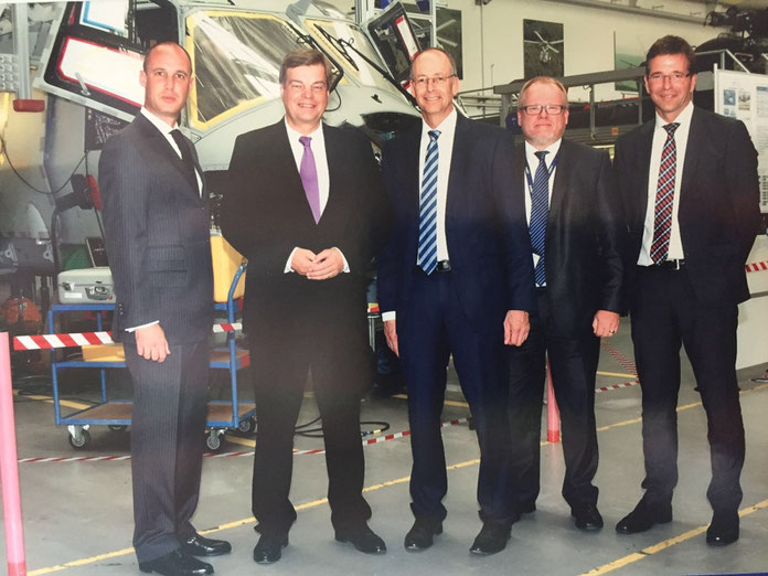 PSts Ferlemann und Dr. Wolfgang Schoder Geschäftsführung CEO (Mitte), mit weiteren Mitgliedern der Geschäftsführung vor dem NH 90 Sea Lion