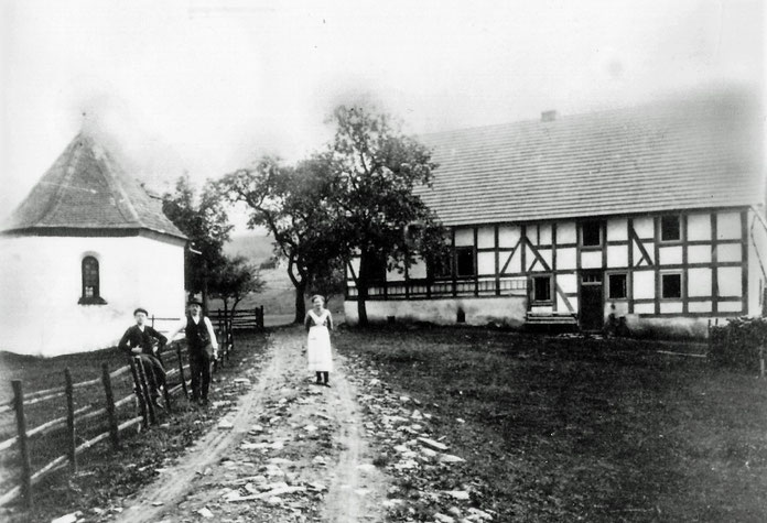 Das ehemalige Gutshaus vom Rittergut in Ober-Bremscheid. Dazu gehört die gutseigene Kapelle, damals noch sechseckig. Foto um 1915.