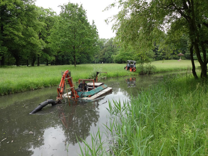 Teichentschlammung mit Amphibienbooten Teichentschlammung