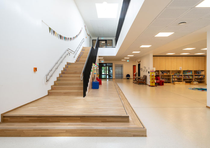 Neubau Kita Bergheim-Ahe, Blick ins Foyer mit Treppenhaus
