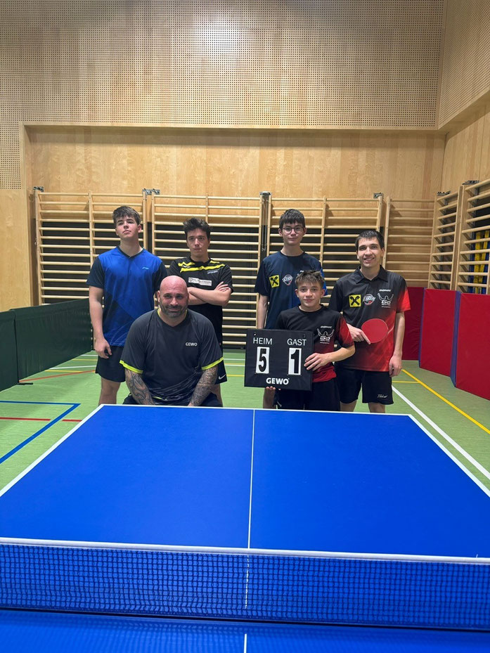 Überraschend klar setzte sich unsere junge Mannschaft Sierndorf/1 im Champions Cup daheim gegen Bruck an der Leitha mit 5:1 durch. Simon Wilder, Maxi Ertl und Oldie Sebastian Auer sorgten für die Punkte. Jetzt wartet im Viertelfinale Amstetten auswärts!