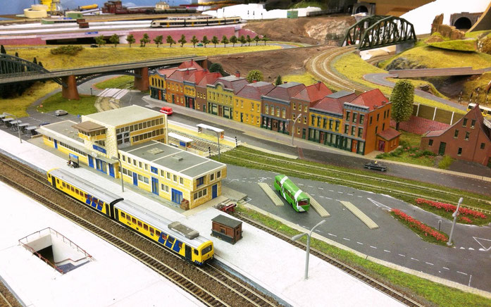 Station Sittard met tramhalte voor het station
